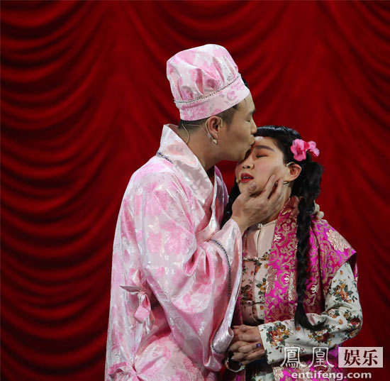 小沈阳亲吻老婆 提起小沈阳,观众的印象就是“娘娘腔”、“搞笑”。殊不知,生活中的阳仔可是一位十足的“暖男”,当年主动追求爱妻沈春阳也是“撩妹技能”满满。日前,小沈阳、沈春阳夫妇共同参与东方卫视《欢乐喜剧人》竞演,现场说情话、讲述恋爱经过以及婚后的幸福生活,也是虐的一手好“汪”。 上周日,小沈阳领衔辽宁民间艺术团参与《欢乐喜剧人》第二季第四期竞演。为了能够取得好成绩,不仅小沈阳卖力演出,