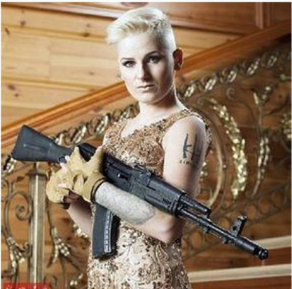  乌女兵换下军装  野兽变美女_扬子晚报网