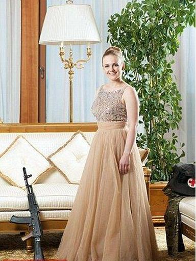  乌女兵换下军装  野兽变美女_扬子晚报网