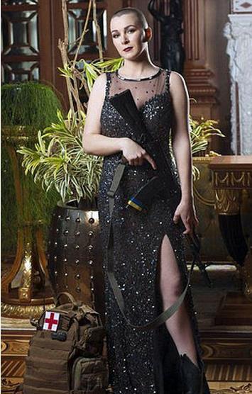  乌女兵换下军装  野兽变美女_扬子晚报网