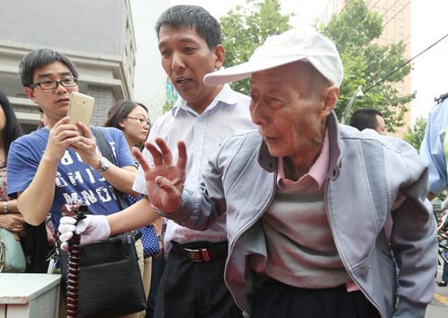南京86岁老人拄拐杖赴考 为第15次参加高考