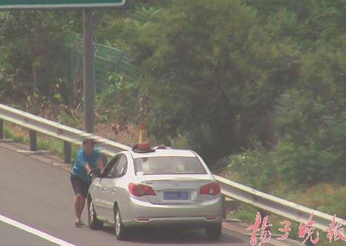 徐州 | 自驾游轿车高速抛锚 一家四口推车逆行3公里
