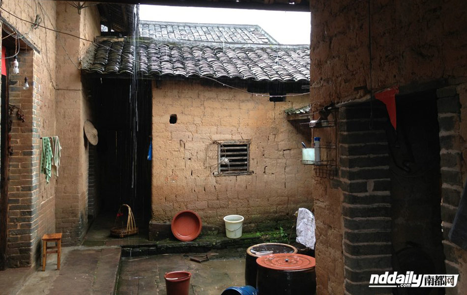 广西平隆村,侯培庆的农村老家瓦房大厅,在这里找不到侯培庆所住的房间