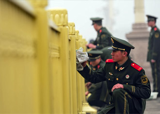 武警清洗天安门广场设施