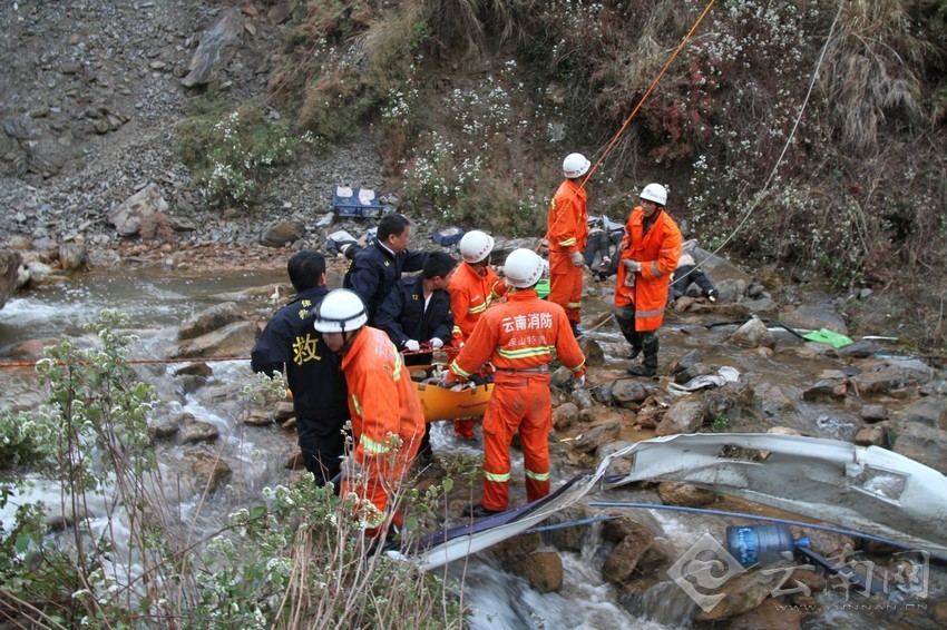 云南保山客车冲出高速公路致13人死亡