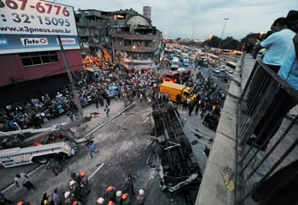巴西一辆公交车从高架路坠落