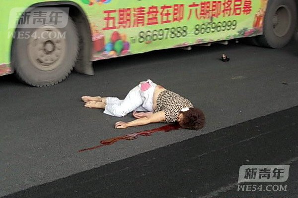 大连一女子穿马路被撞身亡(图)