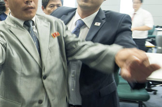 韩朝第六轮会谈人员发生肢体冲突