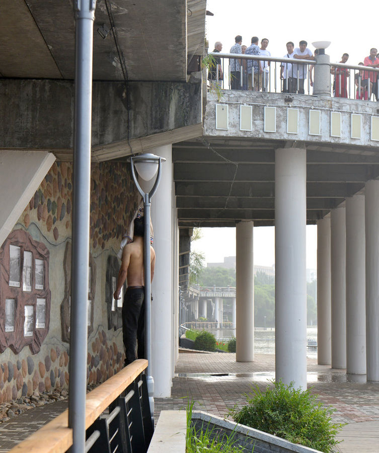 吉林省吉林市一男子上身赤裸 在路灯上吊死