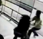 男子当街抢包被车撞飞