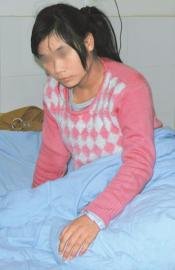 受伤女生小胡。