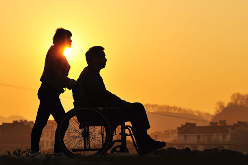 丈夫因病瘫痪20年 妻子背他打工开店不离不弃