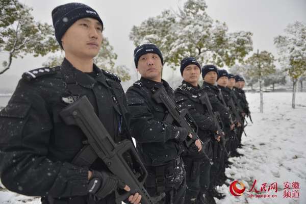 特警队员进行整体队列训练。