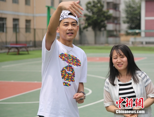 苏醒《为母校而战》偶遇<em>初恋女友</em> 索要拥抱_陕