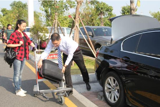 神州专车人才多,接机的主管会画油画