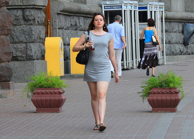 乌克兰的夏天绚丽多彩,女孩的靓丽打扮成为城市一道美丽风景.