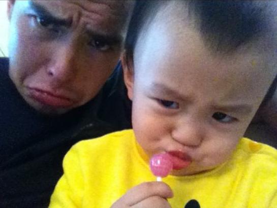  张柏芝小儿子 做鬼脸出镜 眉头紧锁搞怪卖萌(图