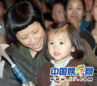 徐濠萦陈奕迅屡传婚变 昔日一家三口私密照曝