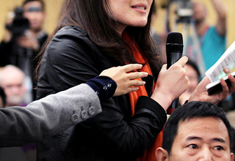 央行发布会2名女记者抢话筒 主持人调停