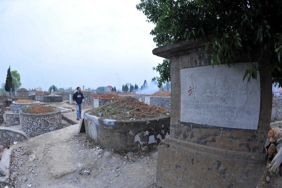 广西靖江王陵被6万座私坟包围并覆盖