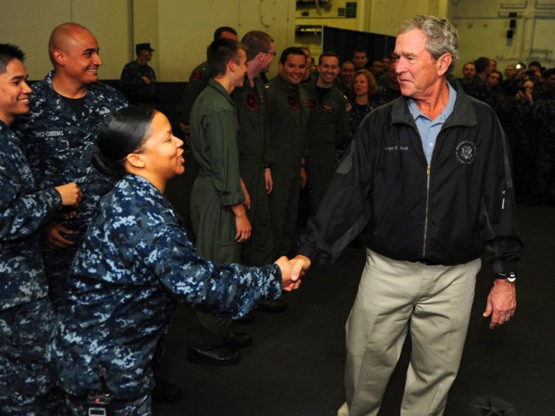 美两代总统老布什小布什登上布什号航母