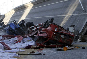 现场：哈尔滨通车不到一年大桥断裂