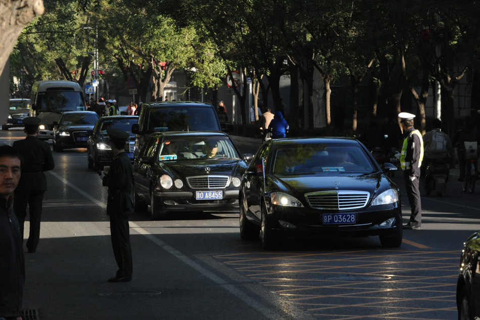 中国仪仗兵将护送西哈努克灵柩登机