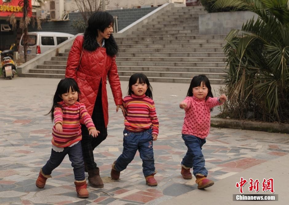 抗癌母亲与三胞胎女儿的春节 资讯频道 凤凰网