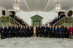 核峰会领导人在荷皇宫全家福