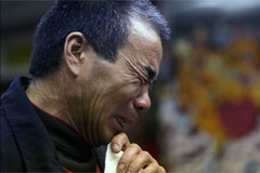 马航家属为乘机儿子过生日