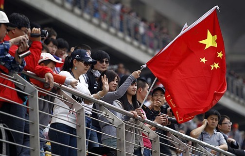 今年4月,F1中国大奖赛即将迎来十周年的历史性时刻。作为中国站的主场,上海奥迪国际赛车场在过去的九年中,因各种中国元素的融合,而变得格外的有古典的韵味儿。春节将至,不妨来跟随着我们一起来盘点一番历年中国站的各种中国元素,让F1的中华风刮得更猛烈一些吧。 冠军奖杯 每次比赛结束后,与冠军车手一样,赢得全球最多目光的无疑就是冠军的奖杯。而从2004年开始,中国大奖赛的奖杯就被融入了各种各样的中国元素。从霸气的中华鼎、动感的风火轮,到通透的琉璃,想必这些独具中国古典特色的奖杯在车手的家中已不仅是荣誉的象征,