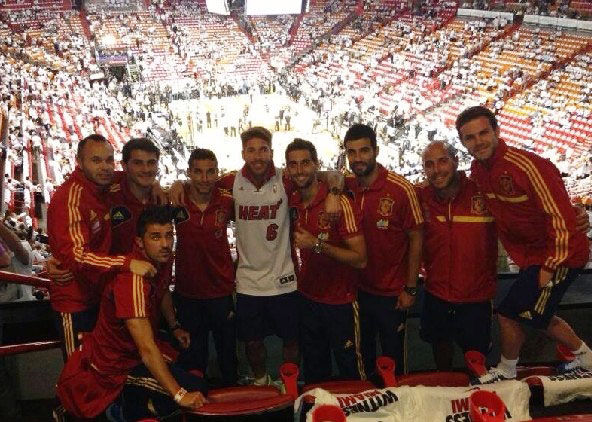 西班牙足球队队_足球队徽_西班牙地图中文版