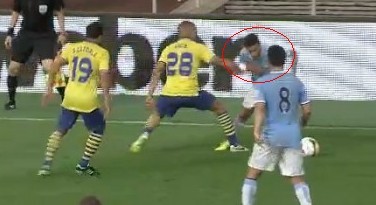 曼城边锋被袭胸却捂脸倒地 拙劣演技遭球迷狂