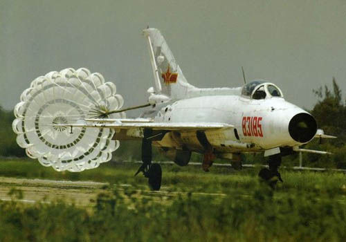 歼7Ⅱ战斗机(资料图) 1980年6月3日,国务院和中央军委正式批准研制歼7