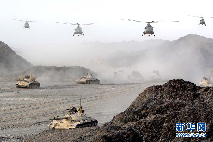 新疆军区某师全要素实战演习 新型远程火箭炮亮相_军事频道_凤凰网