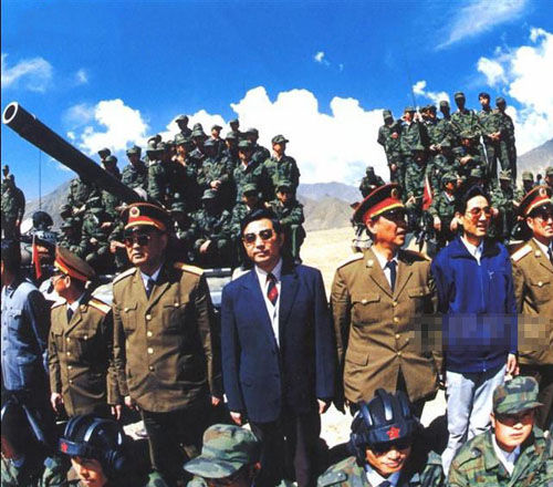 前中共总书记胡锦涛在西藏:与坦克装甲部队合
