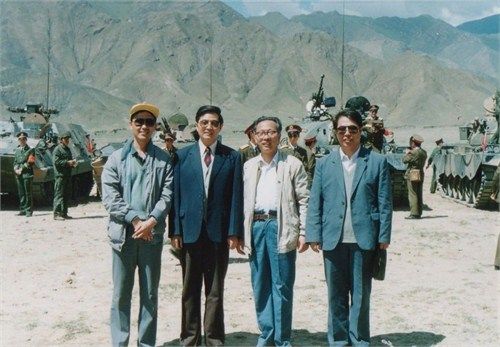 前中共总书记胡锦涛在西藏:与坦克装甲部队合