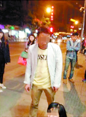 三峡广场强拖<em>女孩</em>真相:男子<em>搭讪少女</em>后生邪念