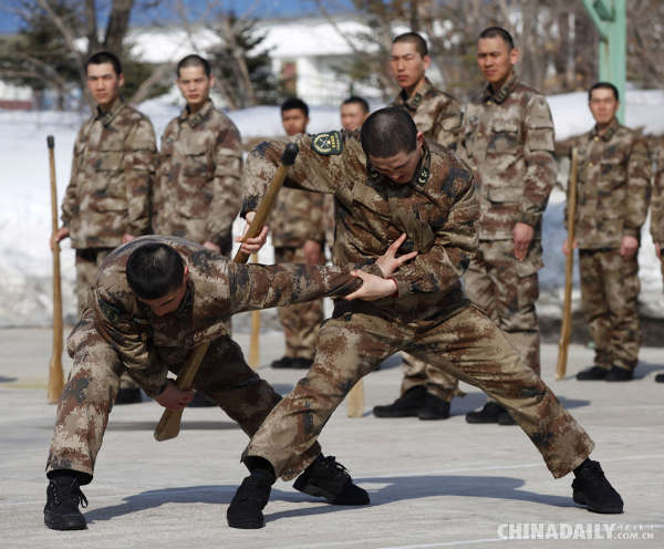 黑河解放军侦察兵“空手夺枪”训练虎气冲天(图)_黑龙江频道_凤凰网