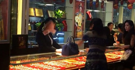 <em>女土豪金店发飙</em>甩服务员一脸钱 扬言买下整条