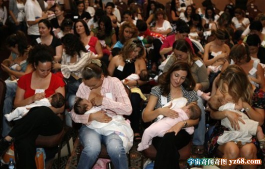 全球千奇百怪<em>妇女</em>集体哺乳<em>喂奶</em>活动<em>图片</em>大全