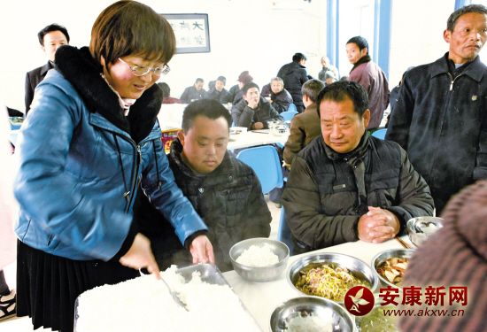 安康市民政干部到福利院开展义务帮厨活动