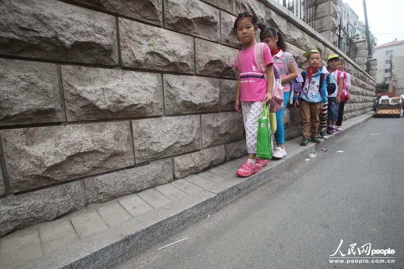 济南市历下区运署街泉城中学对面的人行道，宽度仅约20厘米，仅能勉强通过一人，被附近居民戏称为“史上最窄人行道”。