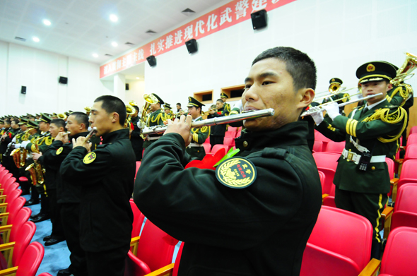 16名身穿退役服装的老兵和身穿军装的战友共同演奏那威武雄壮、扣人心弦的军乐。