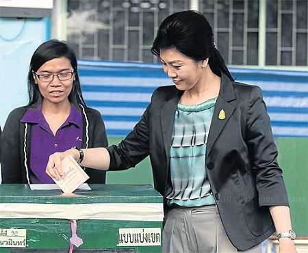 泰国大选英拉投票闹乌龙将选票投错票箱（图）