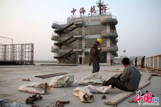 4月1日，山东滨州，工人在中海航母上施工。 张滨滨摄影