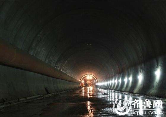 6月24日10时18分，随着一声爆破声，蓁山隧道宣告贯通。