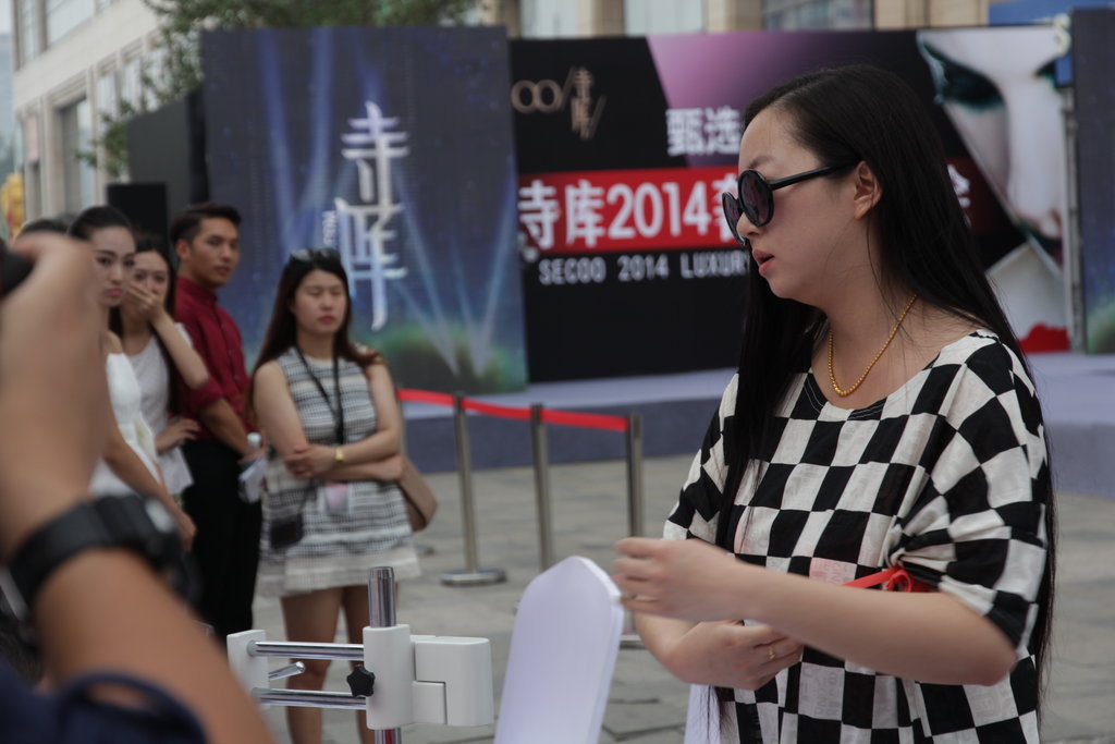 京奢侈品鉴定:<em>女子</em>质疑鉴定师 现场脱<em>胸罩</em>求鉴