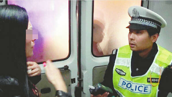 济南现最牛酒驾女 吹70多次测试仪吹没电(组图)完美体育(图1)