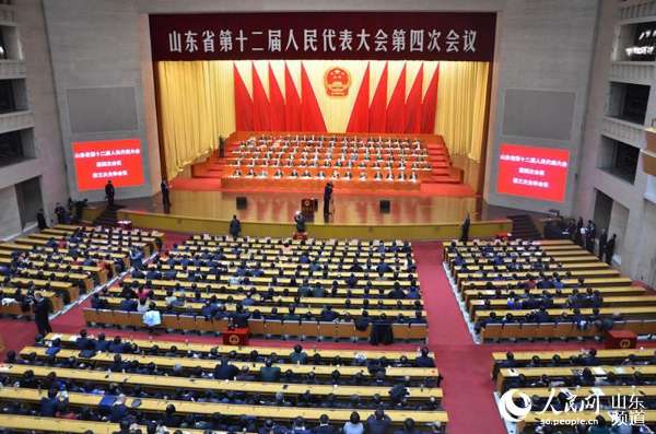2月1日下午，山东省第十二届人民代表大会第四次会议在济南闭幕。（摄影刘颖婕）